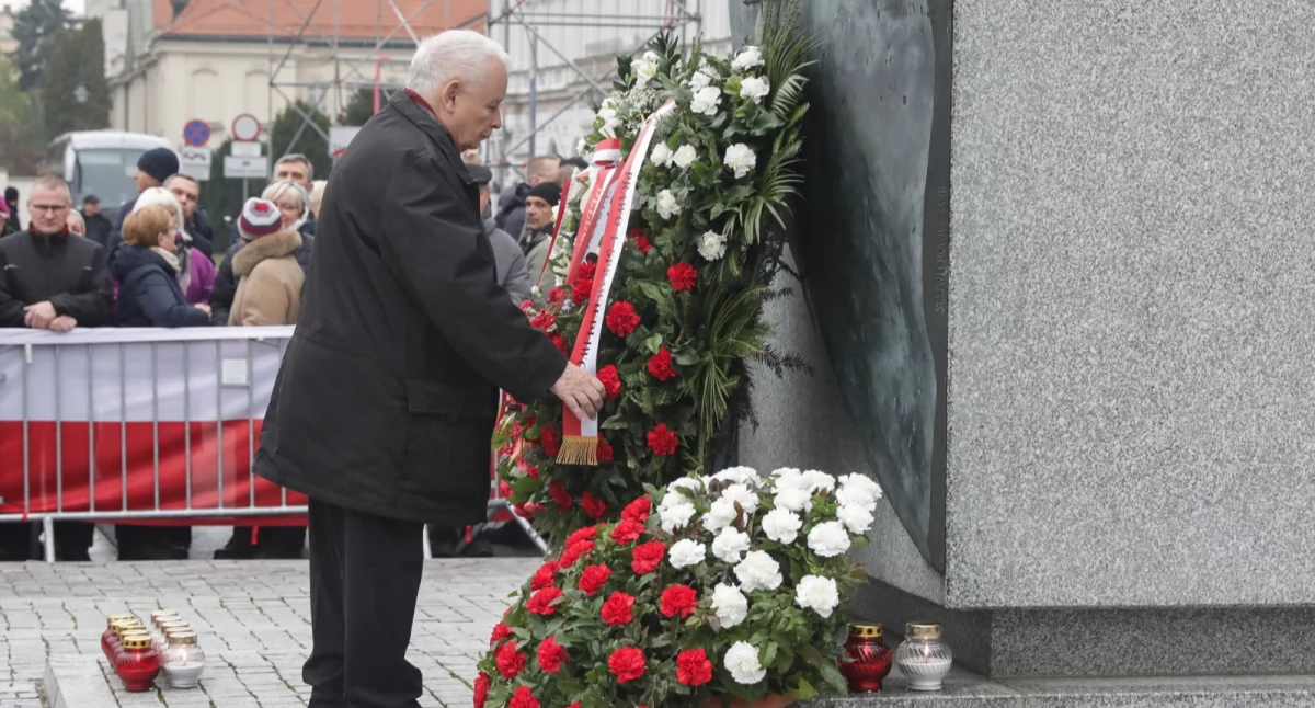 Prezes PiS Jarosław Kaczyński przed pomnikiem prezydenta RP Lecha Kaczyńskiego Fot. PAP