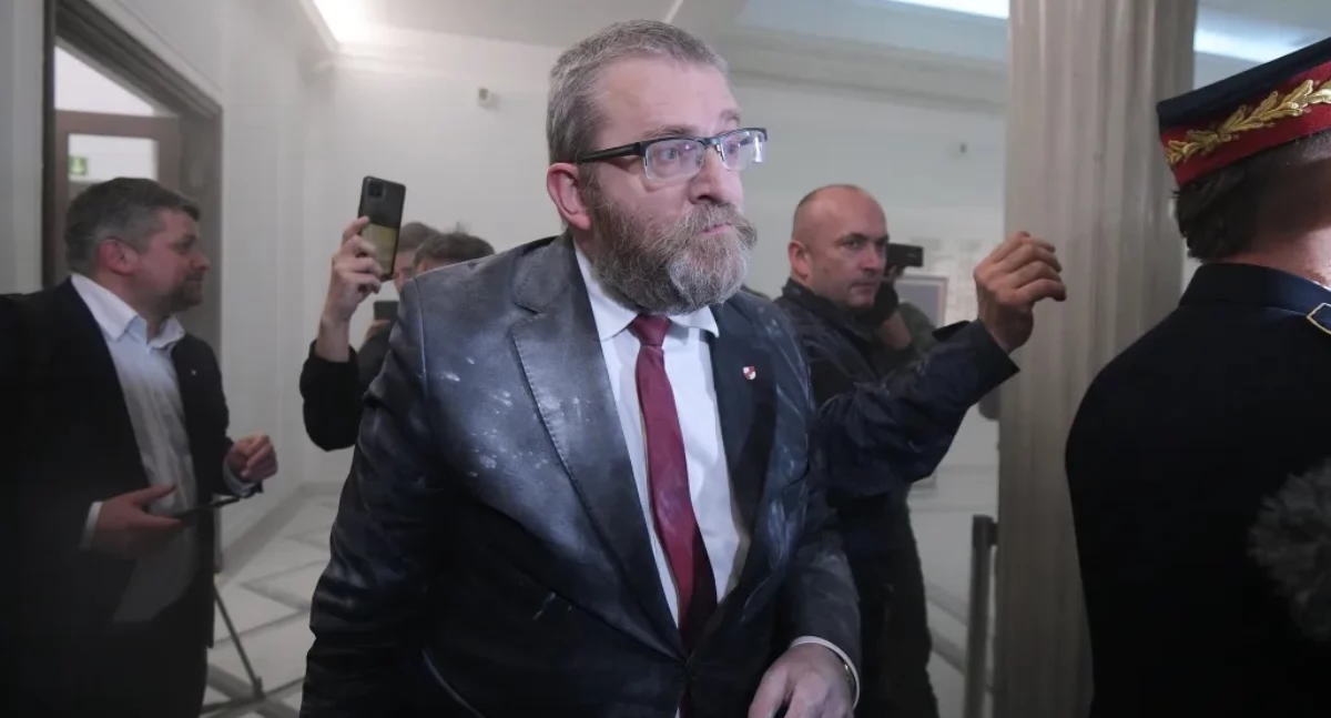 Grzegorz Braun podczas gaszenia świecy chanukowej w Sejmie. Fot. PAP