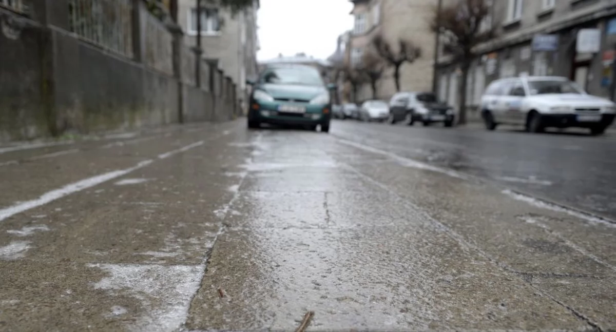 Prognozowane jest zamarzanie mokrej nawierzchni dróg i chodników. Fot. PAP