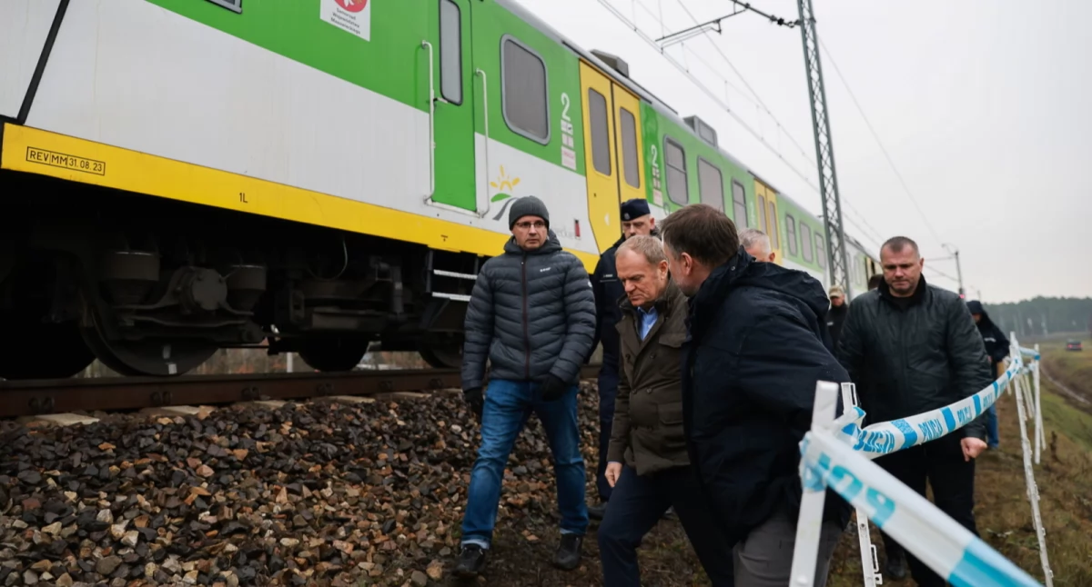 Donald Tusk przy zniszczonym fragmencie torowiska na trasie Dęblin-Warszawa w okolicy miejscowości Mika.