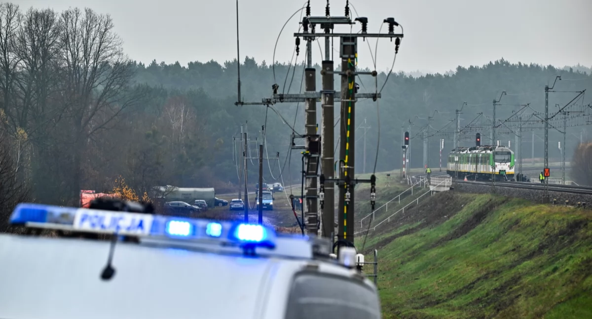 Działania służb przy zniszczonym fragmencie torowiska. Fot. PAP