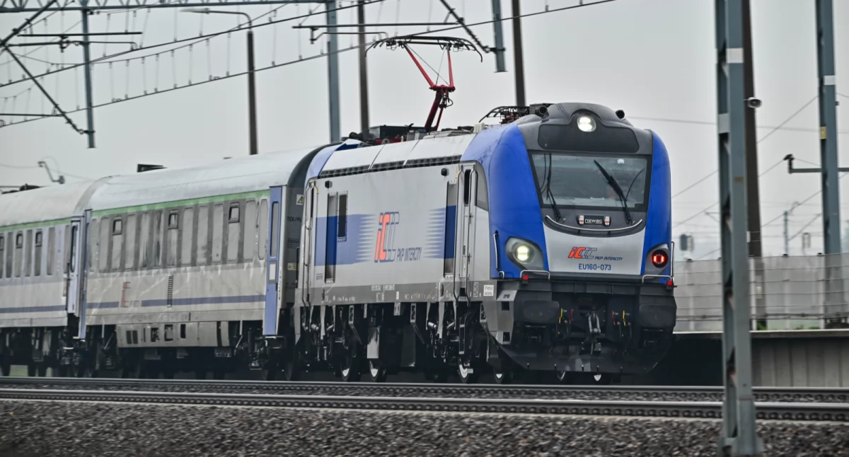 Pociąg PKP Intercity na trasie Dęblin-Warszawa przy zniszczonym fragmencie torowiska. Fot. PKP