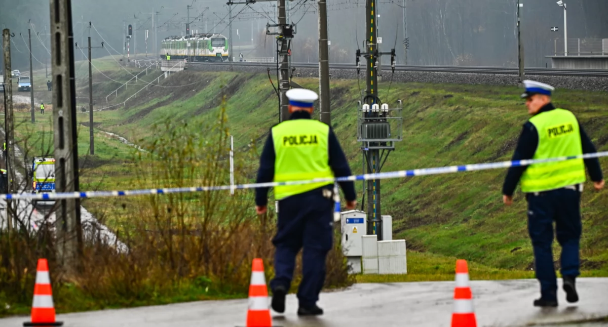 Działania służb przy zniszczonym fragmencie torowiska na trasie Dęblin-Warszawa 