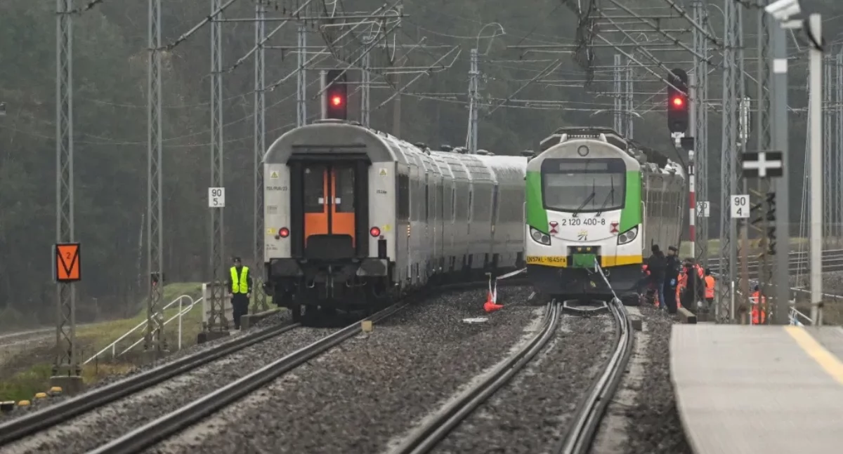 Działania służb przy zniszczonym fragmencie torowiska na trasie Dęblin-Warszawa przy stacji kolejowej Mika. Fot. PAP/Wojtek Jargiło