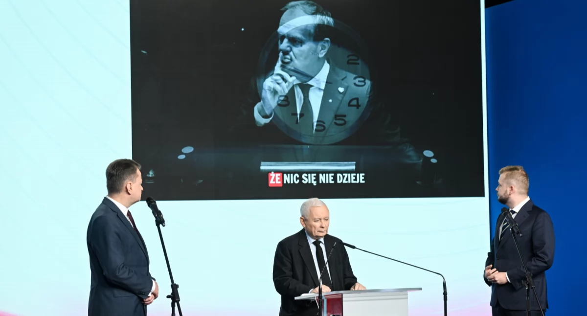 Jarosław Kaczyński (C), przewodniczący KP PiS Mariusz Błaszczak (L) oraz poseł PiS Michał Moskal.