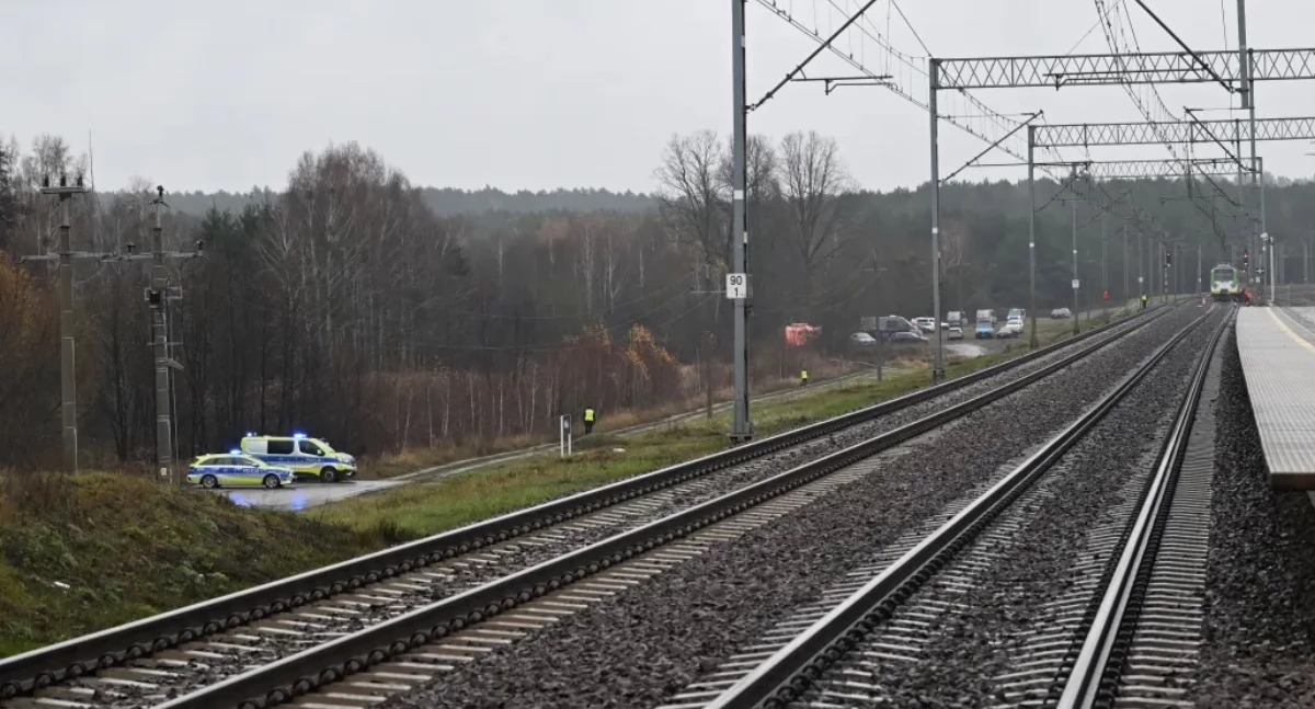 Działania służb przy zniszczonym fragmencie torowiska na trasie Dęblin-Warszawa przy stacji kolejowej Mika, fot. PAP/Wojtek Jargiło