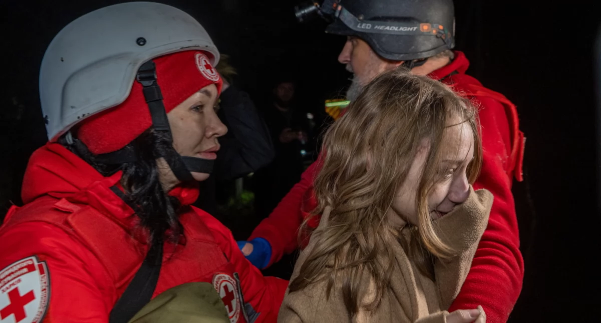 Dziewczynka opłakuje śmierć swojej matki po rosyjskim ataku w Charkowie. Fot. PAP