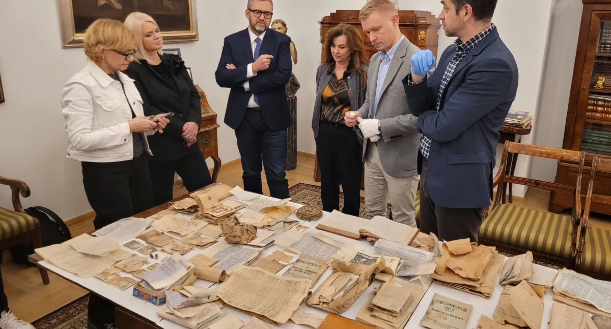 Kultura, Tajna skrytka podłogą Saskiej Kępie Odkryto archiwum czasów wojny - zdjęcie, fotografia