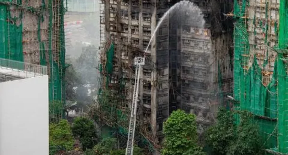 Informacje ze Świata, Pożar osiedla Hongkongu Śledczy zatrzymują kolejne osoby - zdjęcie, fotografia