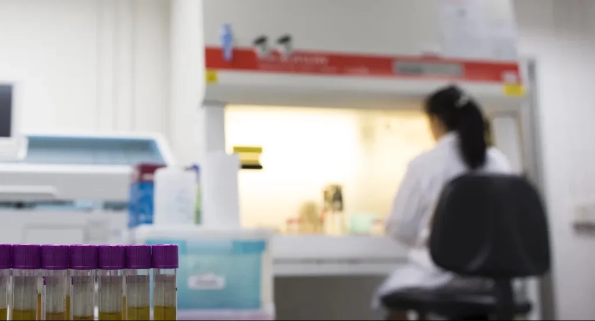 Laboratorium - zdjęcie ilustracyjne Fot. PAP/EPA/RUNGROJ YONGRIT
