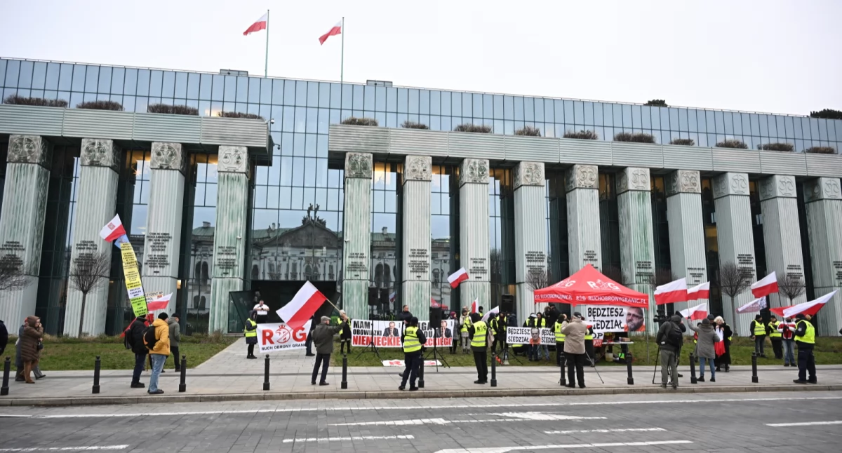 Pikieta Ruchu Obrony Granic przed siedzibą Sądu Najwyższego w Warszawie. Fot. PAP