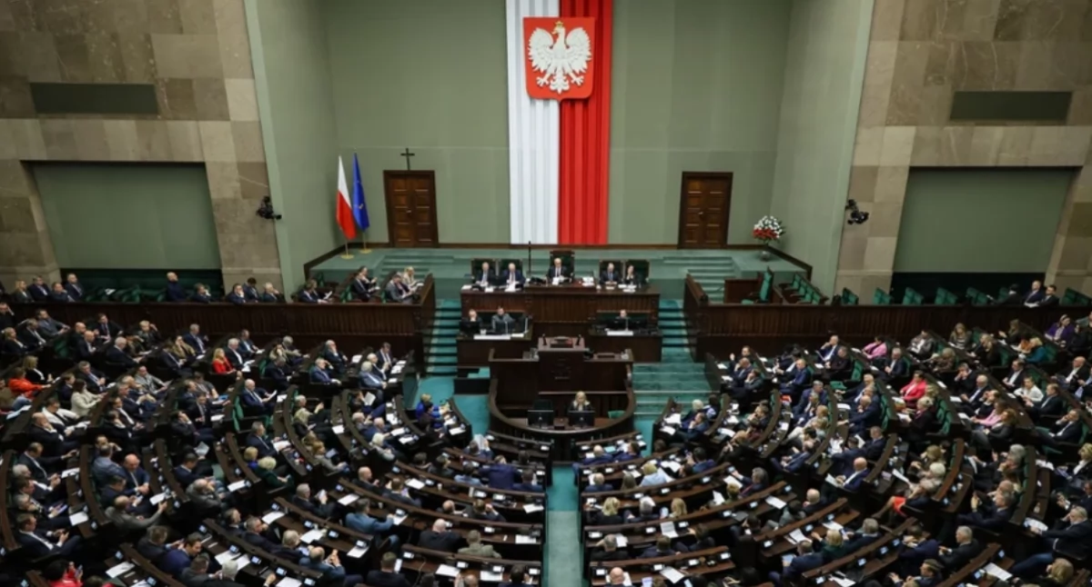 Informacje z Polski, Tajne posiedzenie Sejmu Posłowie wchodzą salę telefonów - zdjęcie, fotografia
