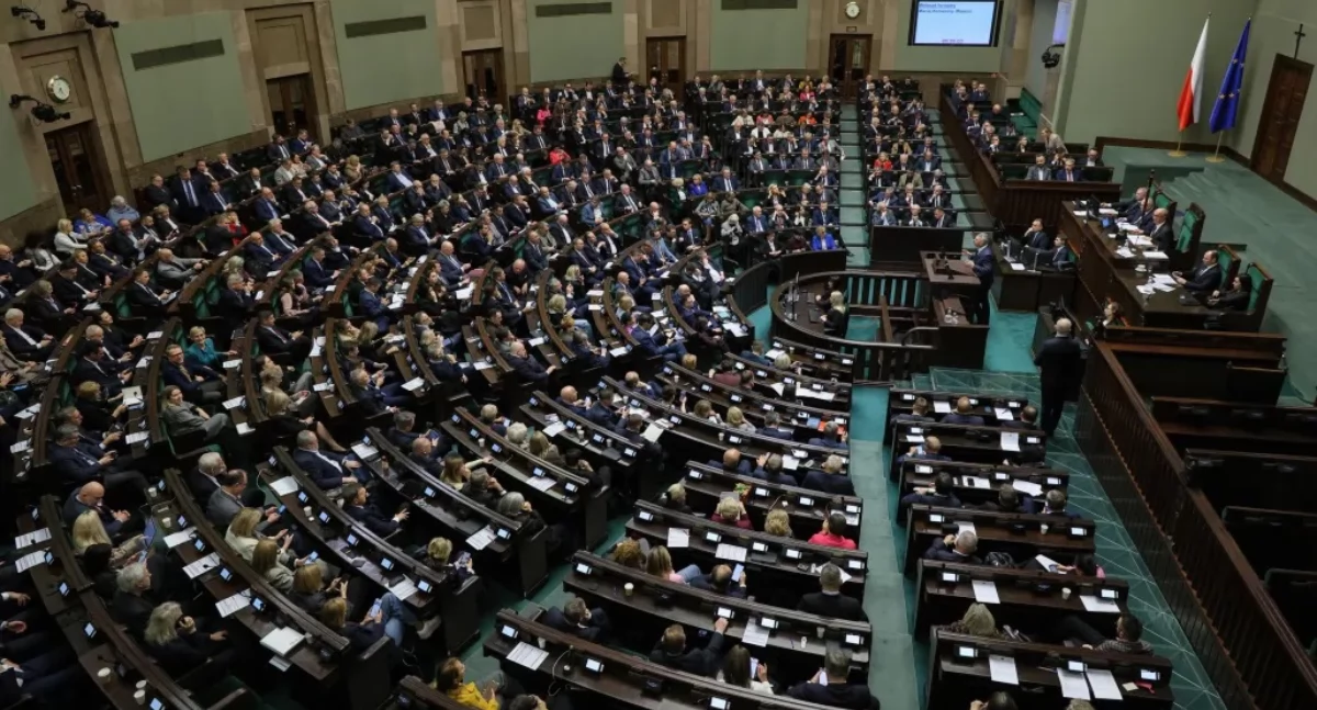 Informacje z Polski, rośnie najnowszym sondażu poparcia partii politycznych - zdjęcie, fotografia