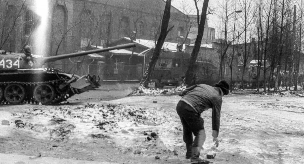 Katowice 16.12.1981 r. Pacyfikacja Kopalni Węgla Kamiennego Wujek. Fot. PAP/Marek Janicki