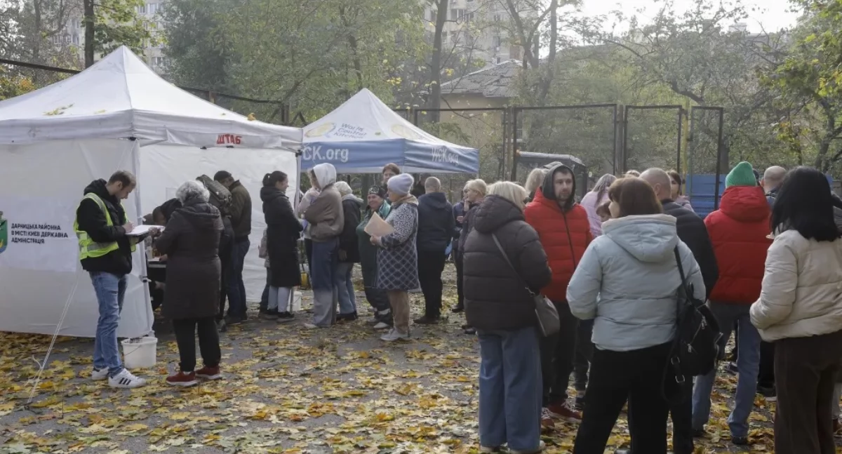 Mieszkańcy Kijowa po ostrzale rosyjskim Fot. PAP/EPA/SERGEY DOLZHENKO