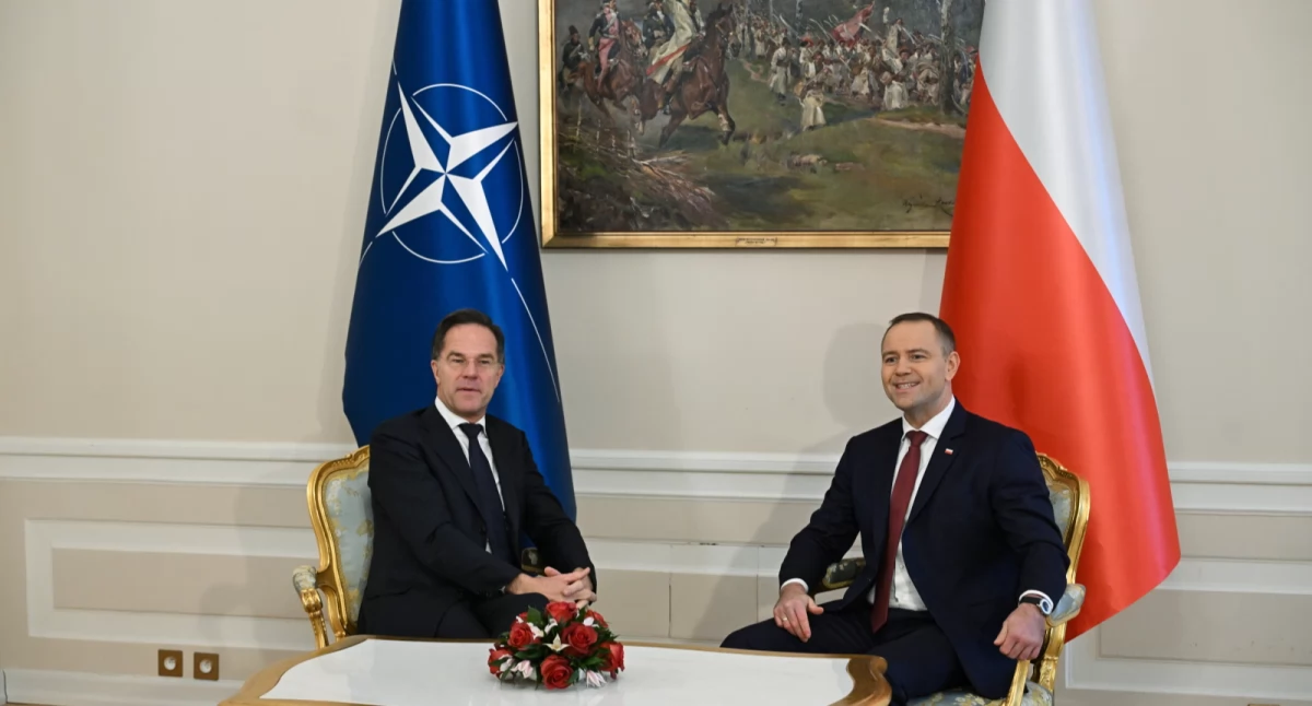 Prezydent RP Karol Nawrocki (P) oraz sekretarz generalny NATO Mark Rutte (L) podczas spotkania w Pałacu Prezydenckim w Warszawie, 18 bm. (jm) PAP/Radek Pietruszka