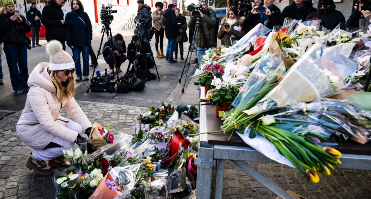 Ludzie składają hołd ofiarom pożaru w szwajcarskim kurorcie w Crans-Montanie. Fot. PAP
