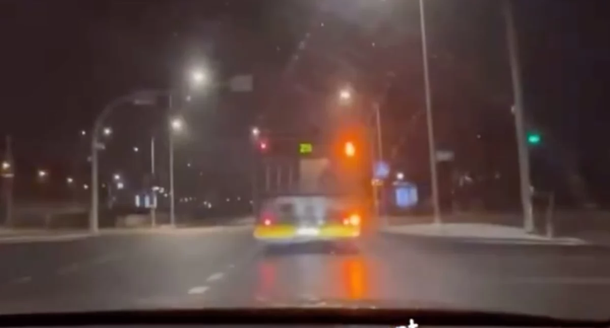 Informacje z Polski, [WIDEO] Podróż dachu autobusu nocnego - zdjęcie, fotografia