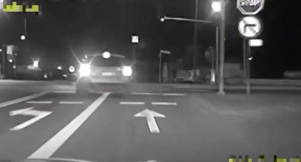 Kryminalne, Uciekając przed policją wyrzucił pełen pieniędzy - zdjęcie, fotografia