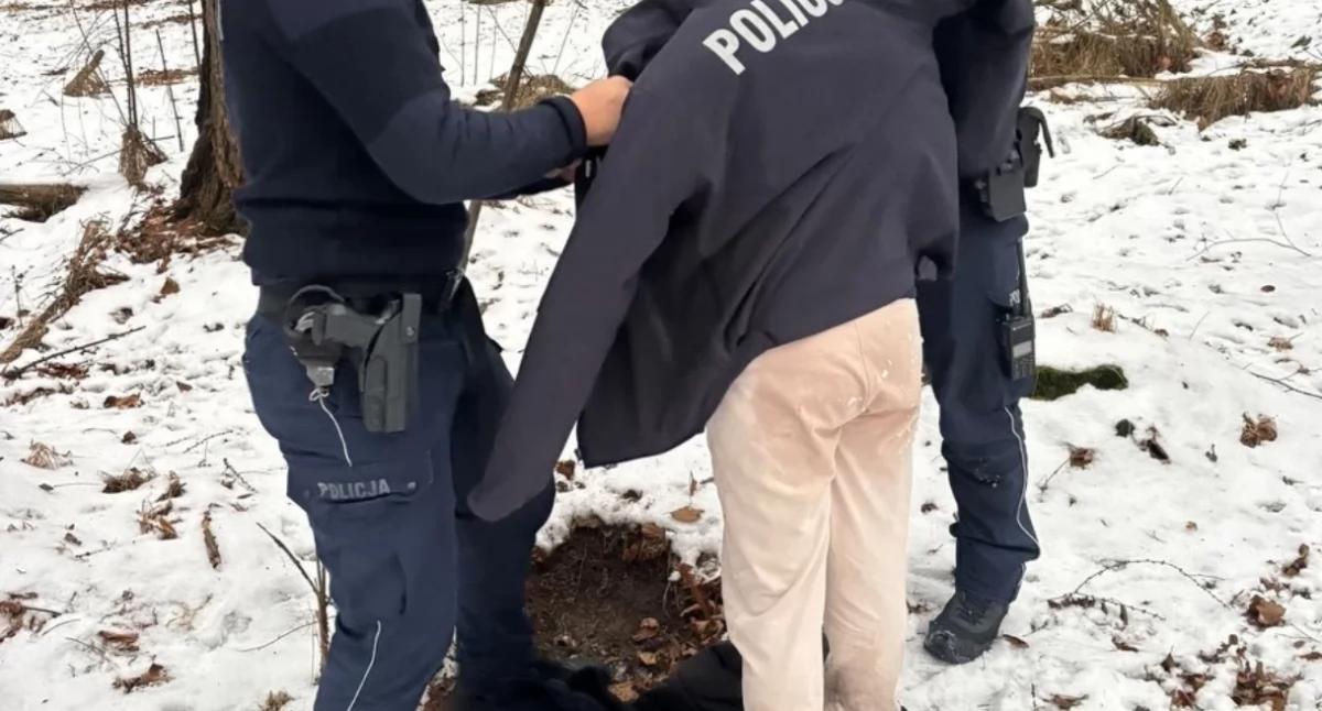 Komunikaty policji, latka wychłodzona lesie - zdjęcie, fotografia