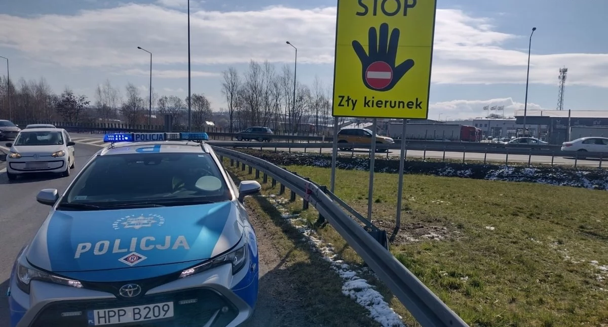 Wypadki drogowe, Nocna „czołówka” Senior jechał prąd - zdjęcie, fotografia