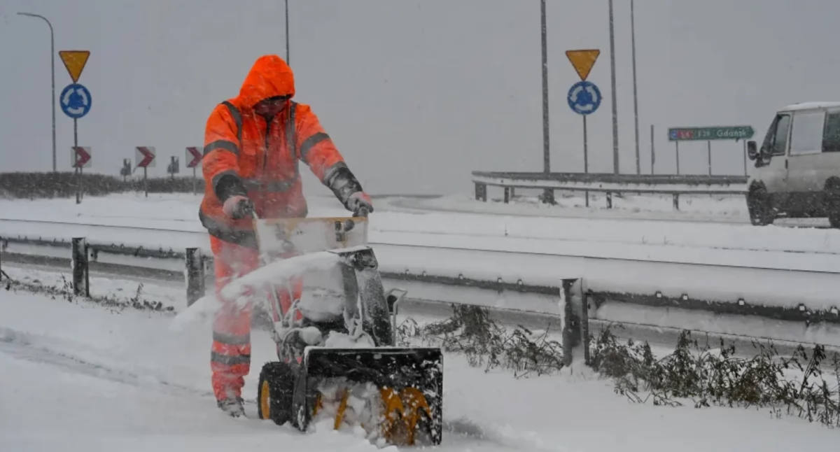 Pogoda, „Śnieżny walec” front mający przetoczyć przez szerokim pasem - zdjęcie, fotografia
