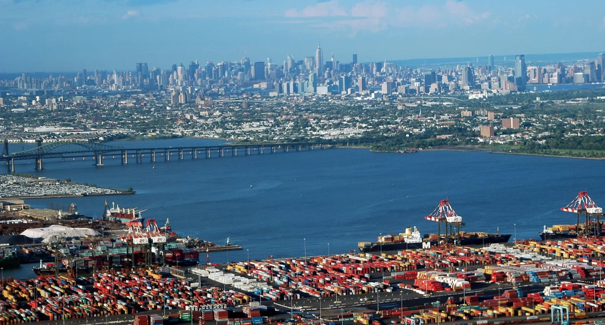 Nowojorski port morski w sąsiedztwie Manhattanu, Wikipedia, Wikimedia Commons