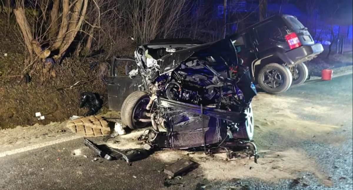 Wypadek, który pijany kierowca spowodował w miejscowości Lubomierz 27 lutego. 20-latek miał 1,2 promila alkoholu we krwi, zderzył się z prawidłowo jadącym Jeepem. Dwie osoby zostały ranne //  Fot. KPP w Limanowej