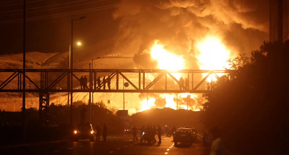 Płonący skład ropy naftowej w Shahran w Teheranie (Fot. REUTERS/Majid Asgaripour)
