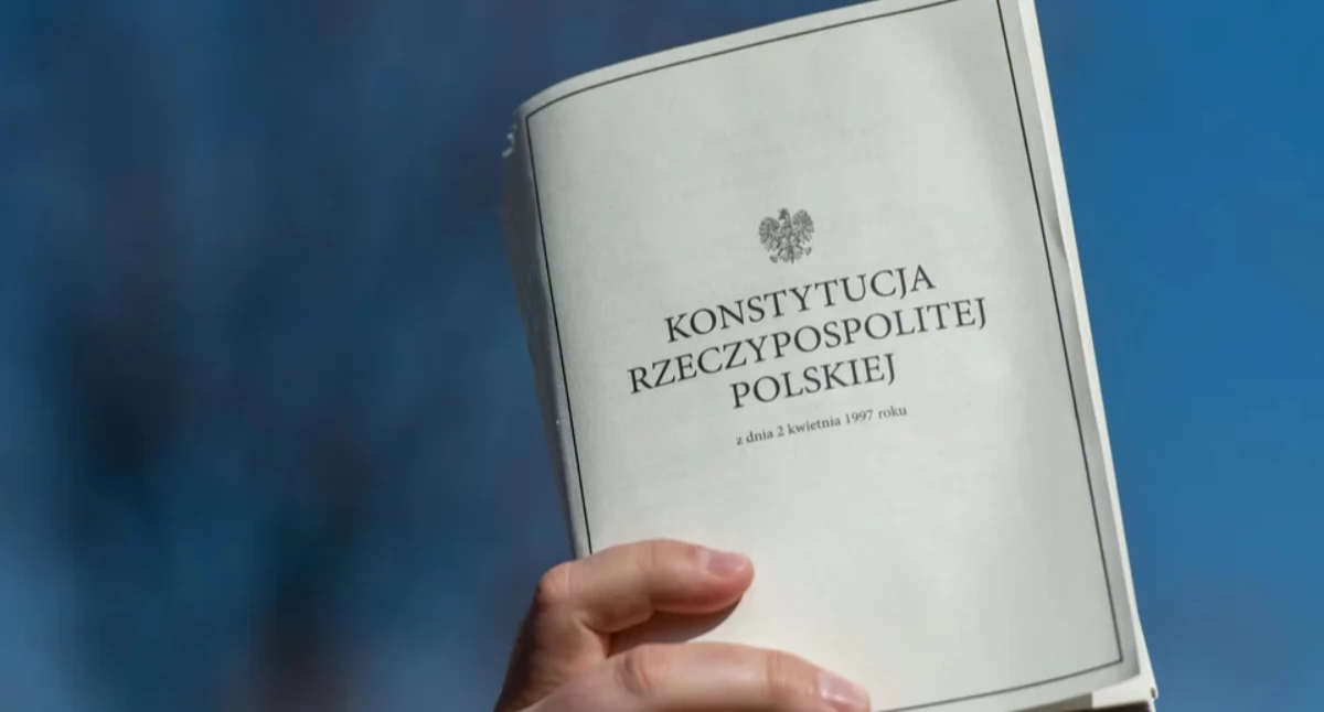 Informacje z Polski, Konstytucjonaliści studzą emocje - zdjęcie, fotografia