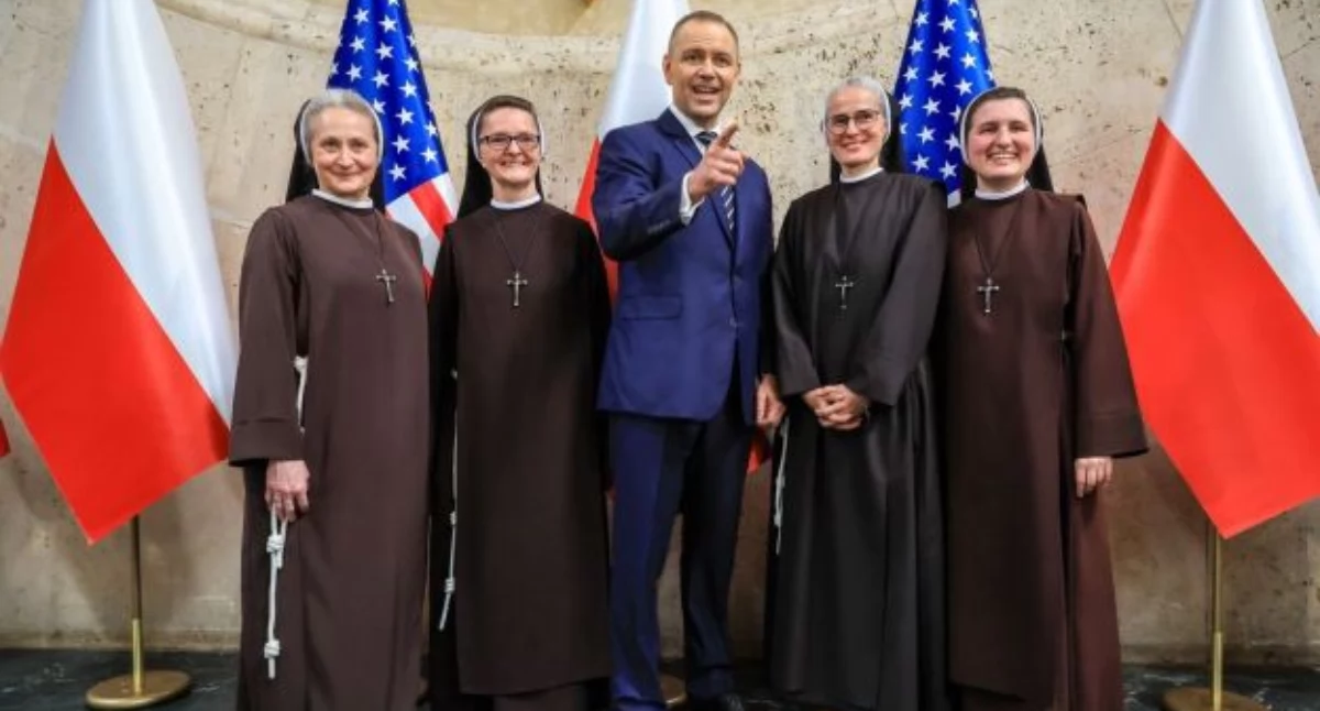   Mikołaj Bujak/KPRP  Prezydent Karol Nawrocki i Siostry Serafitki