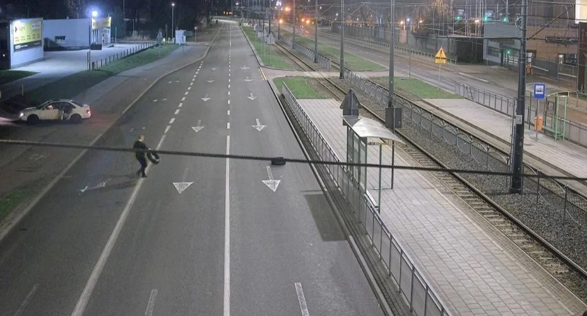 Komunikaty policji, Celowo rozkładał opony jezdni! - zdjęcie, fotografia