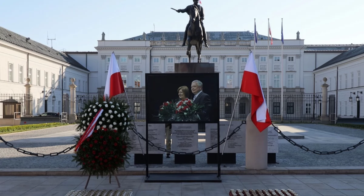 Informacje z Polski, Rocznica tragedii smoleńskiej pamięci hołd którzy „oddali siebie” - zdjęcie, fotografia