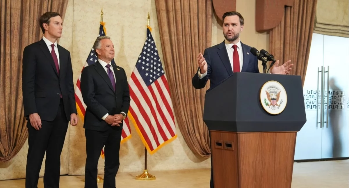 J.D. Vance, Steve Witkoff i Jared Kushner podczas konferencji po negocjacjach z IranemJacquelyn Martin / POOL / AFP