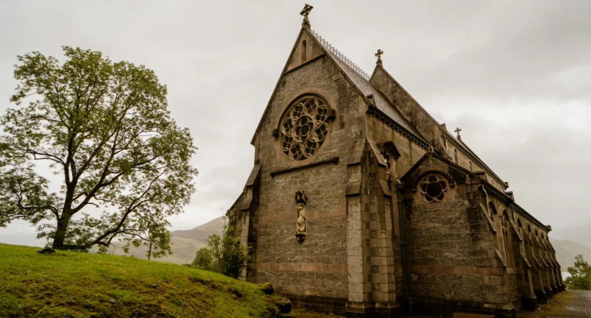 neostalgic on Unsplash   Zdj. ilustracyjne - stary i piękny kościół Saint Mary & Saint Finnan Catholic Church