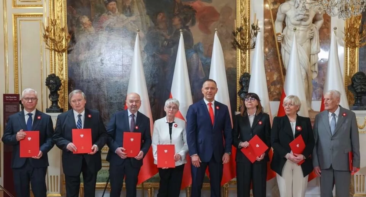 Informacje z Polski, Nowej Konstytucji Kolejne ugrupowanie wchodzi znamy nazwisko delegata - zdjęcie, fotografia