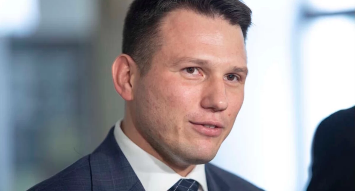 Lider Konfederacji Sławomir Mentzen był przetrzymywany na lotnisku w Londynie. / autor: Fratria