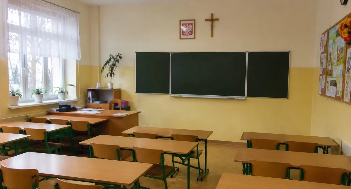 Informacje z Polski, Miała wyrzucić kosza przedmiot kształcie krzyża Zapadła decyzja nauczycielki - zdjęcie, fotografia