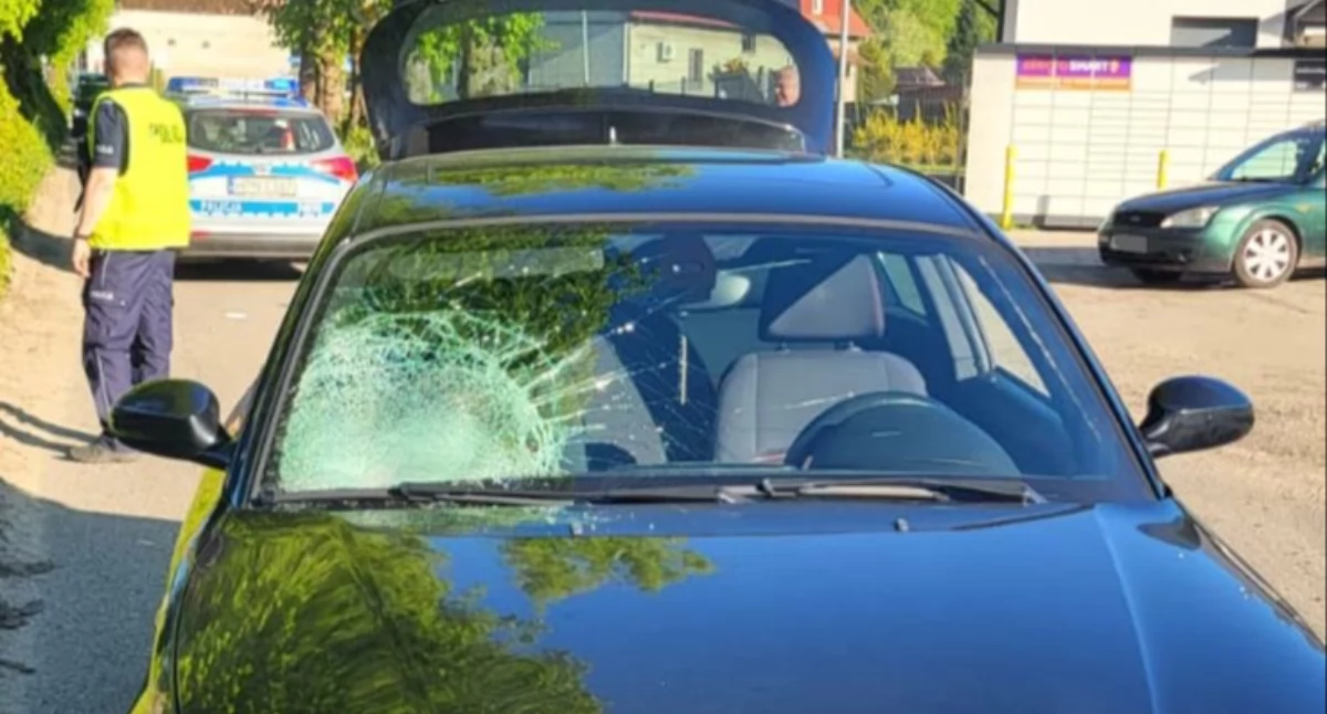 Wypadki drogowe, latek opieki rowerze Wjechał nadjeżdżający samochód - zdjęcie, fotografia