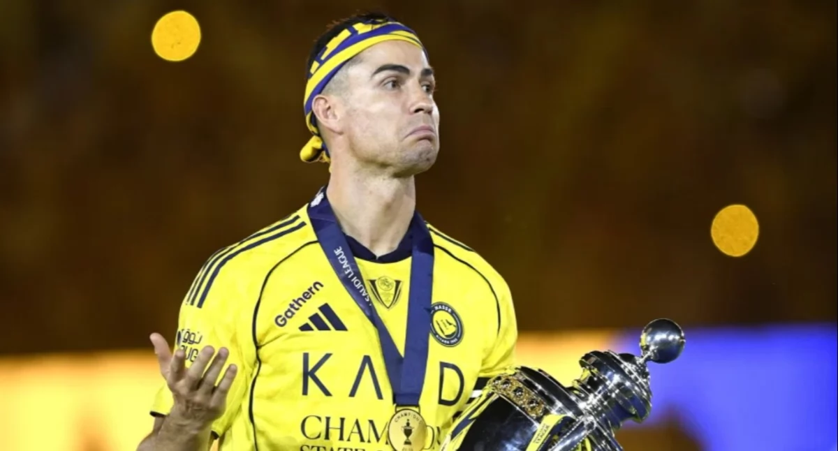 Cristiano Ronaldo z pucharem za mistrzostwo/STRINGER /PAP/EPA