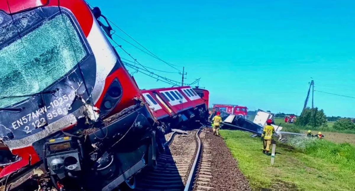 Wypadki drogowe, Tragedia przejeździe Pociąg uderzył ciężarówkę - zdjęcie, fotografia