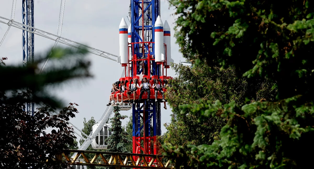 Ludzie korzystają z nowej atrakcji o nazwie „Oresznik” w parku rozrywki w Petersburgu w Rosji, 6 czerwca 2026 roku. „Oresznik” to nazwa rosyjskiego pocisku balistycznego średniego zasięgu. Fot. PAP/EPA/ANATOLY MALTSEV