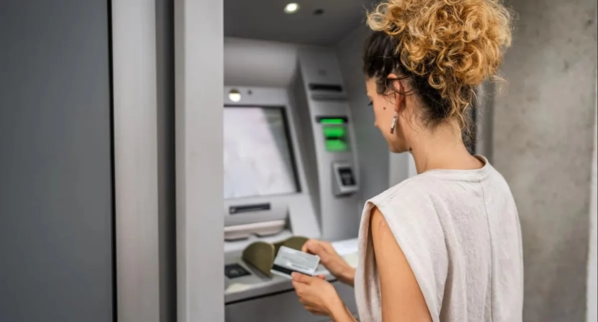 Nałożyli szlaban na gotówkę z bankomatów. Więcej pieniędzy nie da się już wypłacić / Shutterstock