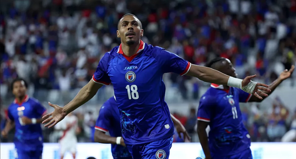 Getty Images / Leonardo Fernandez / Na zdjęciu: Zawodnicy Haiti celebrujący bramkę w meczu towarzyskim z Peru