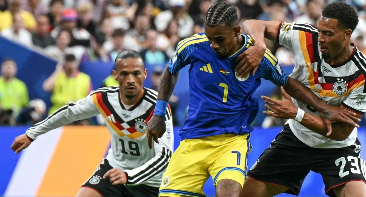Dwóch na jednego. W opałach pomocnik reprezentacji Curacao, Juninho Bacuna (nr 7) RONALDO SCHEMIDT / AFP
