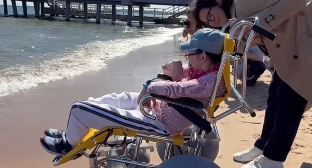 Informacje z Polski, Morze barier Gdańsk udostępnia specjalne wózki plażowe - zdjęcie, fotografia