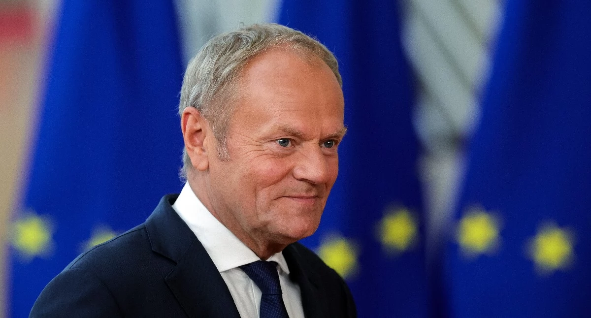 Miesięczne wpływy Donalda Tuska przekraczają obecnie 65 tys. zł brutto  // fot. PAP/EPA/OLIVIER MATTHYS