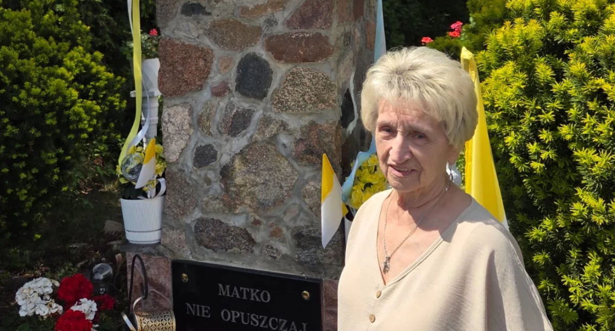 Hanna Kamińska przy kapliczce — Matka Boża zawsze była obecna w moim życiu...  /fot. Stanisław R. Ulatowski