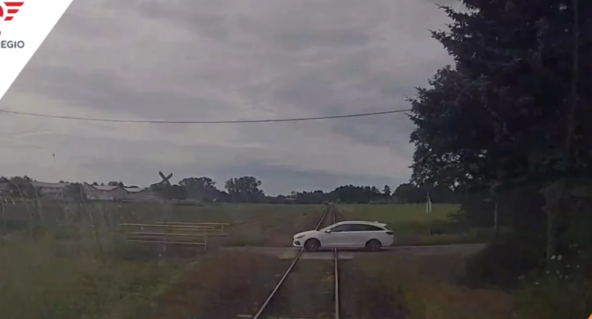 Informacje z Polski, [WIDEO] włos tragedii przejeździe Kierowca wjechał przed pociąg - zdjęcie, fotografia
