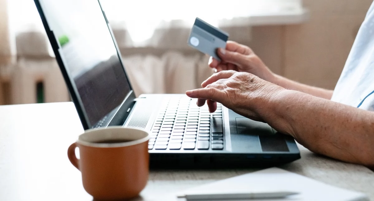 Od dziś dodatkowa opłata za zakupy w sieci. Nowe przepisy kryją haczyk, źródło: Shutterstock